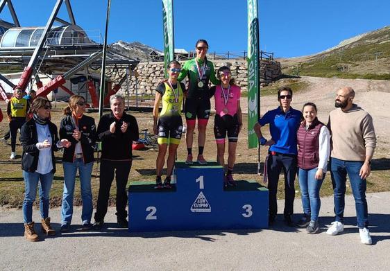 Podium femenino compuesto por Rocío Rueda (2º), Enara Oronoz (1º) y Helena Villanueva (3º).