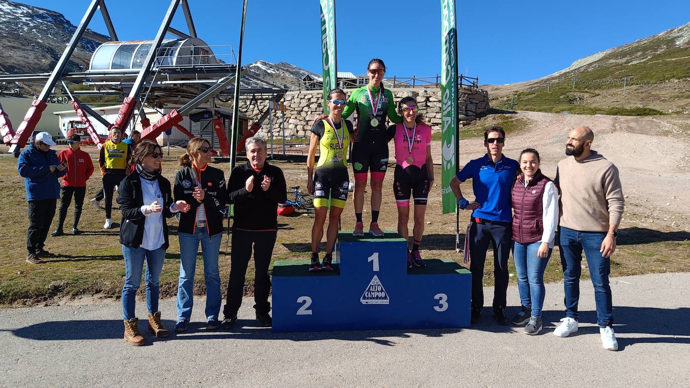 Podium femenino compuesto por Rocío Rueda (2º), Enara Oronoz (1º) y Helena Villanueva (3º).