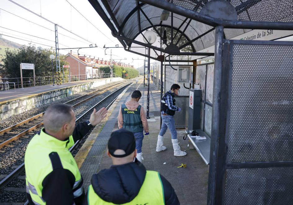 Agentes de la Guardia Civil analizan la estación de Boo de Piélagos el domingo por la mañana.