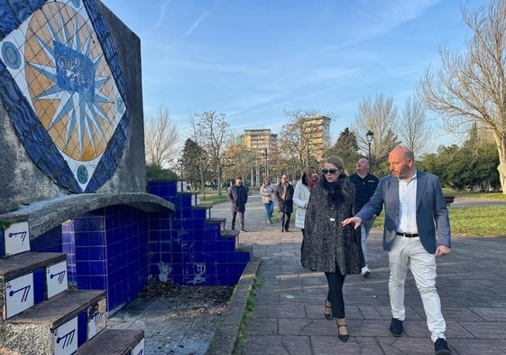 La consejera de Cultura, Turismo y Deporte, Eva Guillermina Fernández, con el alcalde de Laredo, Miguel González, y parte de la Corporación municipal en su visita al Parque de los Tres Laredos.