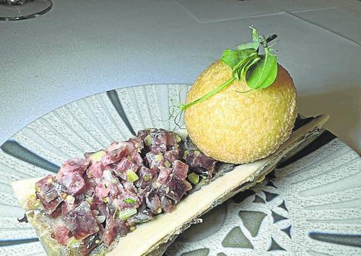 Imagen secundaria 1 - Arriba, mollete de jarrete estofado. A la izquierda, tartar de salchichón con panipuri y tuétano, y a la derecha, canelón de carrilleras guisadas. 