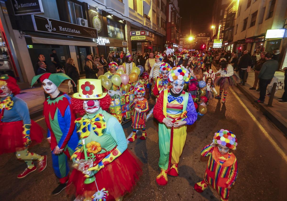 Familias participan en el desfile del Carnaval, el año pasado, en la calle José María Pereda de Torrelavega.