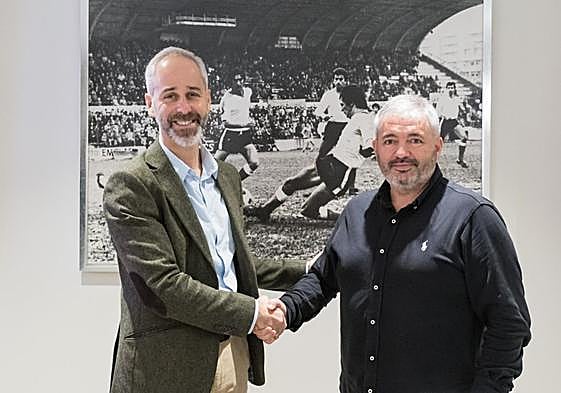 Sergio Silva, consejero de Educación (izquierda), y José Ángel Peláez.