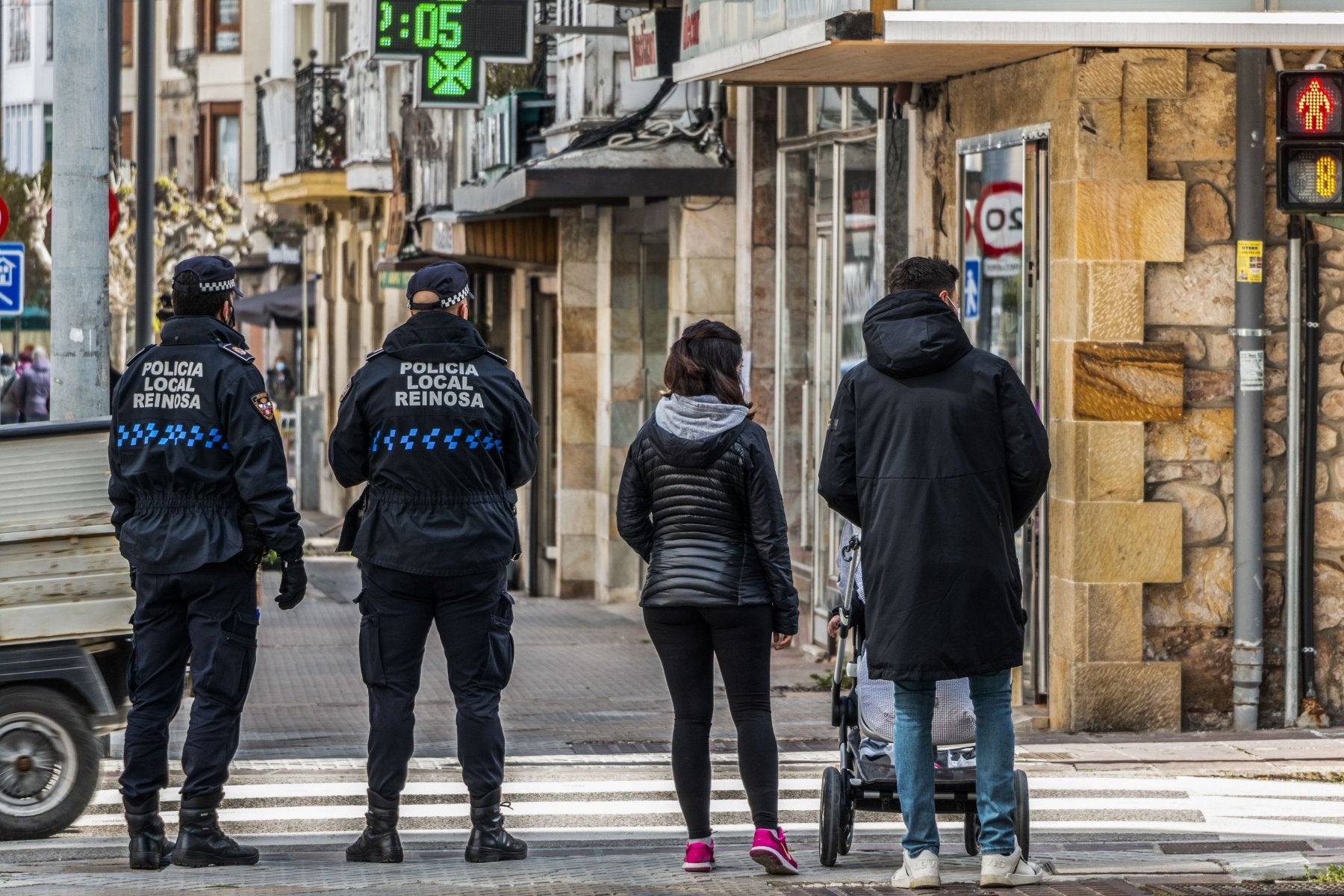 Dos policías de Reinosa patrullan en una de las calles principales de la ciudad.