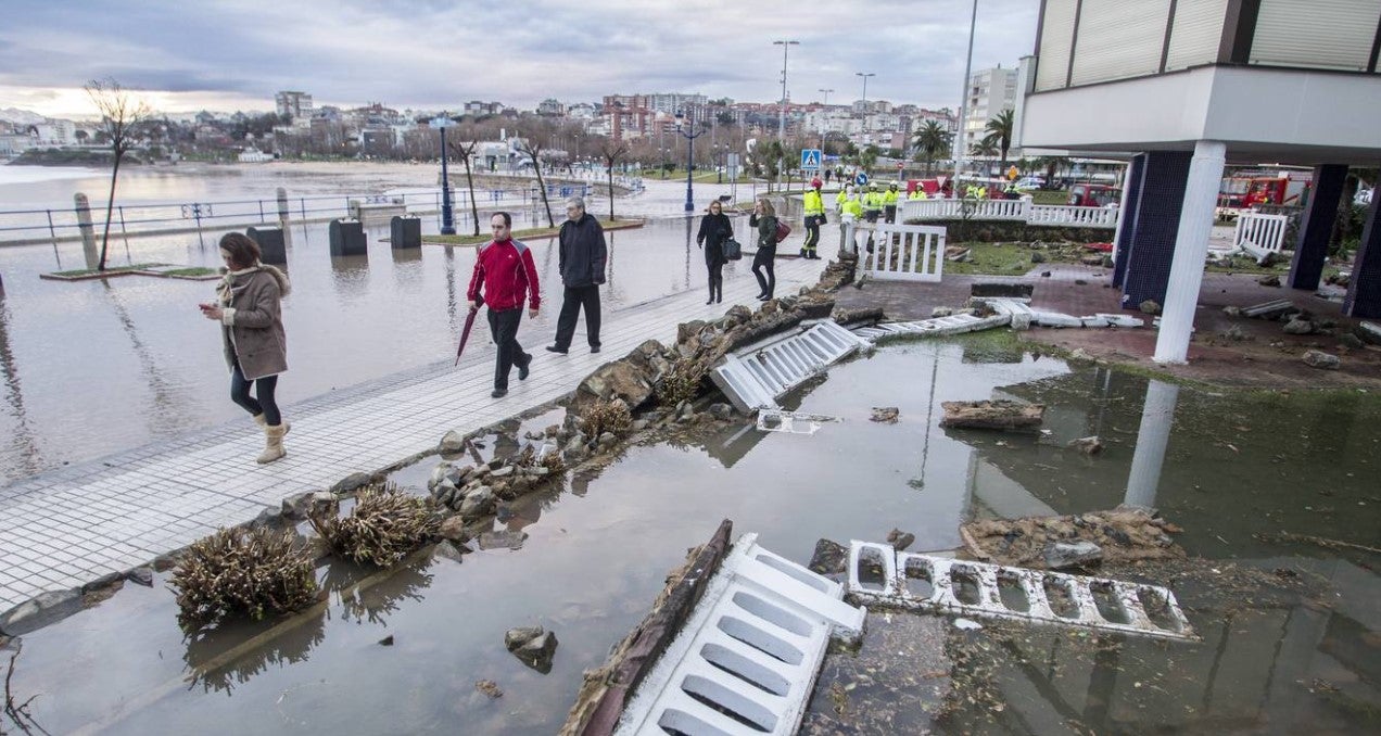 Imagen de la Avenida de García Lago donde el mar llegó hasta los edificios