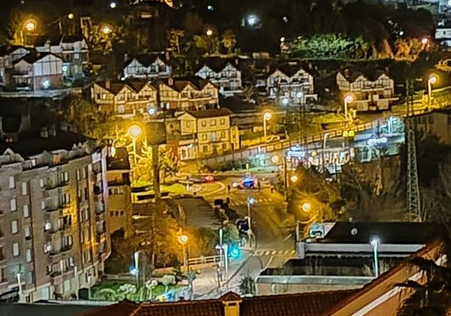 Imagen de uno de los controles de la Guardia Civil esta noche entre las calles Andrés de la Llosa y Monte Cerredo.