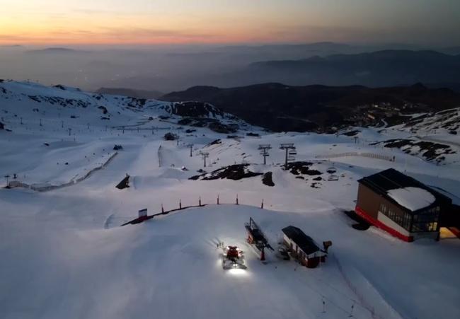 La infraestructura de Sierra Nevada permite mantener abierto la mitad del dominio esquiable.