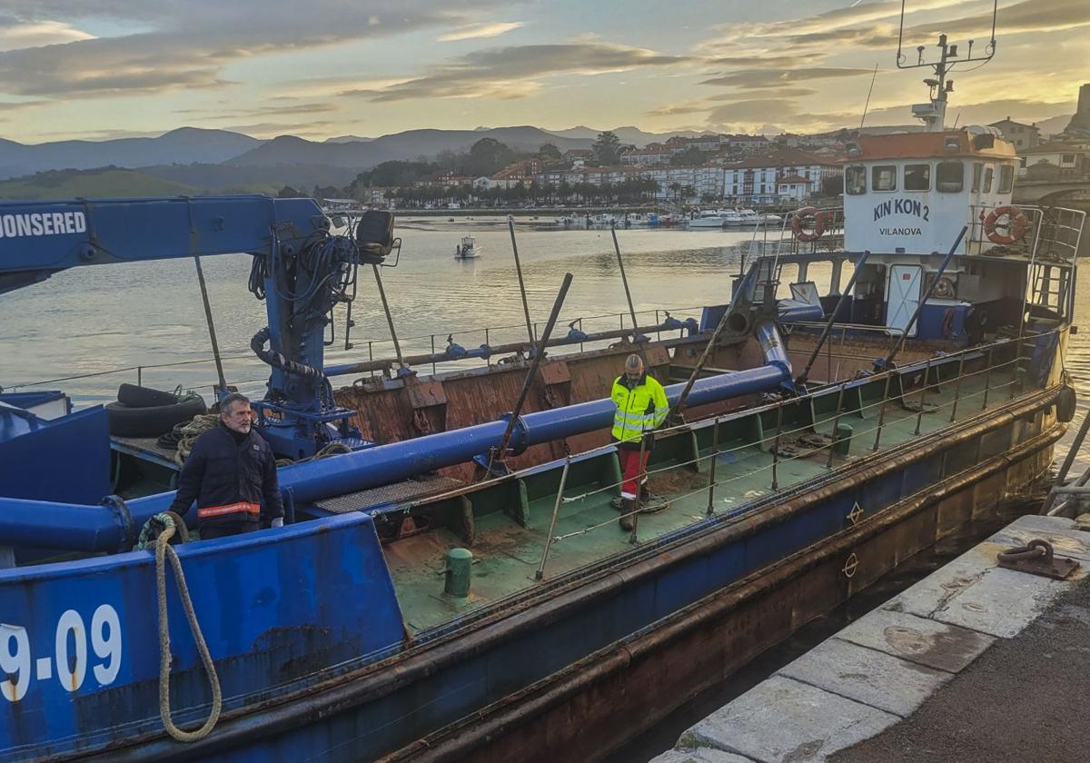 La draga Kinkon 2 ya está atracada en el puerto de San Vicente de la Barquera.