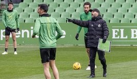 José Alberto señala a sus jugadores lo que deben hacer en un entrenamiento en los Campos de Sport.