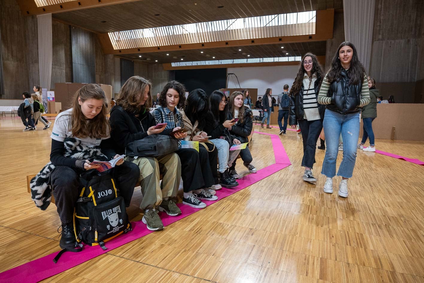 Un grupo de alumnos espera el comienzo de un nuevo taller en el Palacio de Exposiciones. 