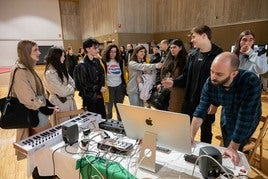 Un grupo de alumnos, en el taller de producción musical organizado por el Conservatorio de Música de Torrelavega