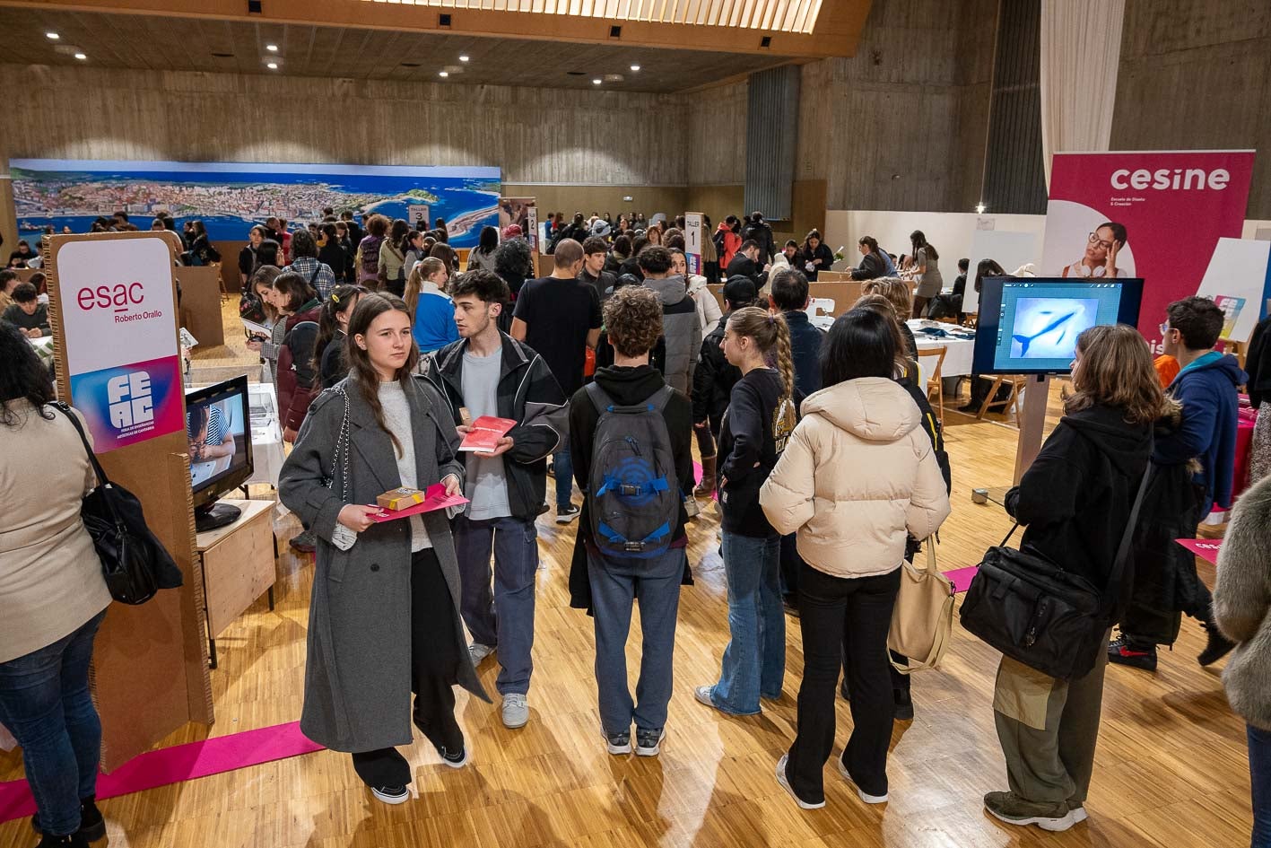 Ambiente en el Palacio de Exposiciones a primera hora del jueves, cuando han comenzado las actividades. 