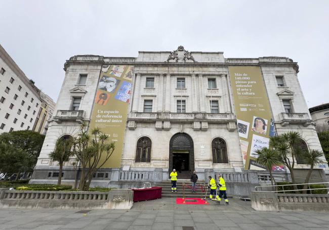 El antiguo Inmueble del Banco de España, flanqueado por las lonas alusivas al proyecto, tras el acto institucional.