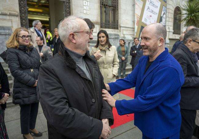 Saludo entre José María Lafuente, artífice del Archivo, y Manuel Segade, director del Reina Sofía.