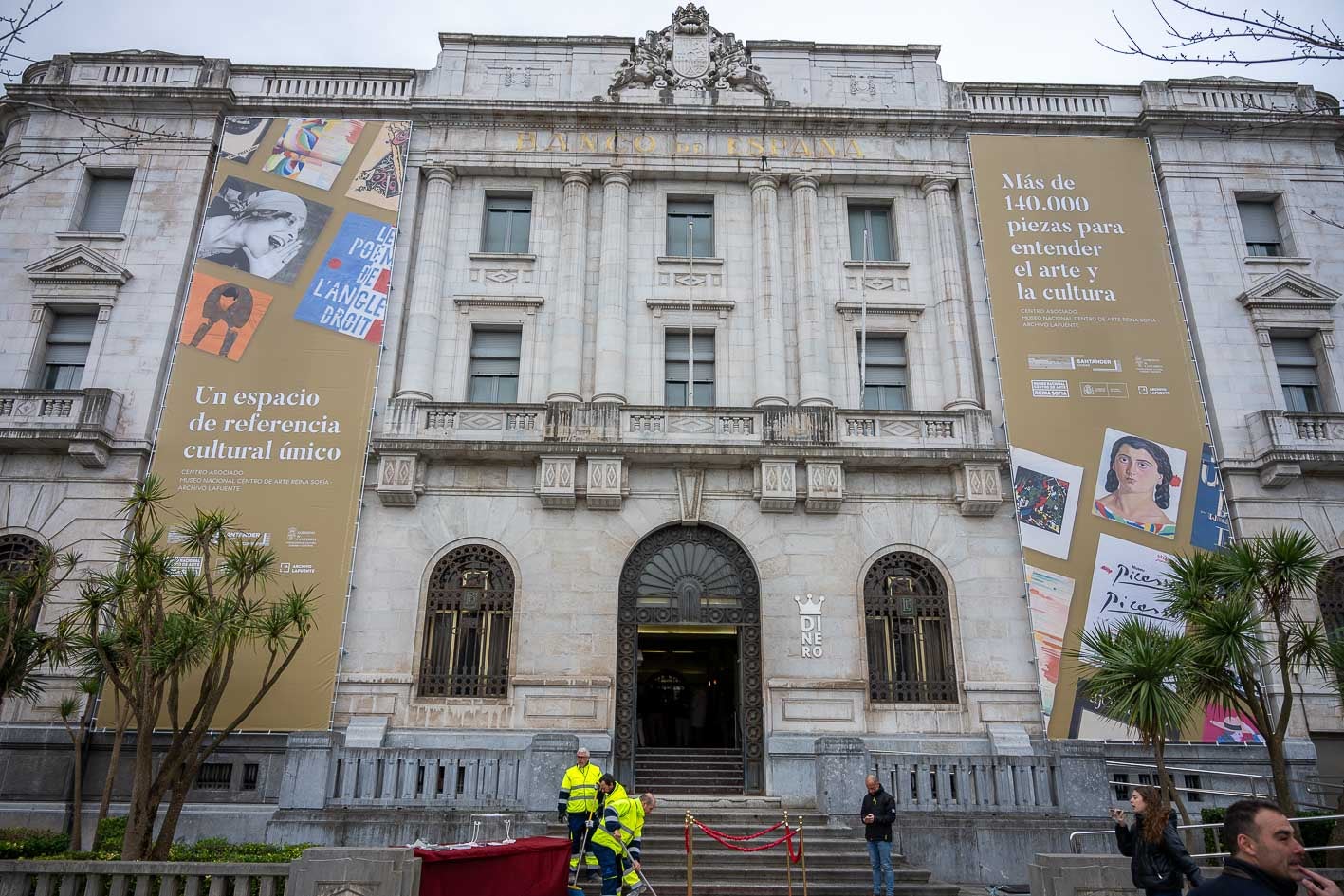 Dos lonas flanquean la fachada de la futura sede del centro, frente a la plaza de Alfonso XIII de Santander.