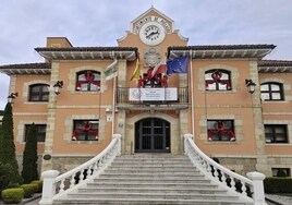 Imagen de archivo de la fachada del Ayuntamiento de Piélagos.