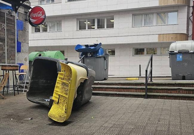 Contenedores caídos en el centro de Santander, una imagen habitual del día por el viento