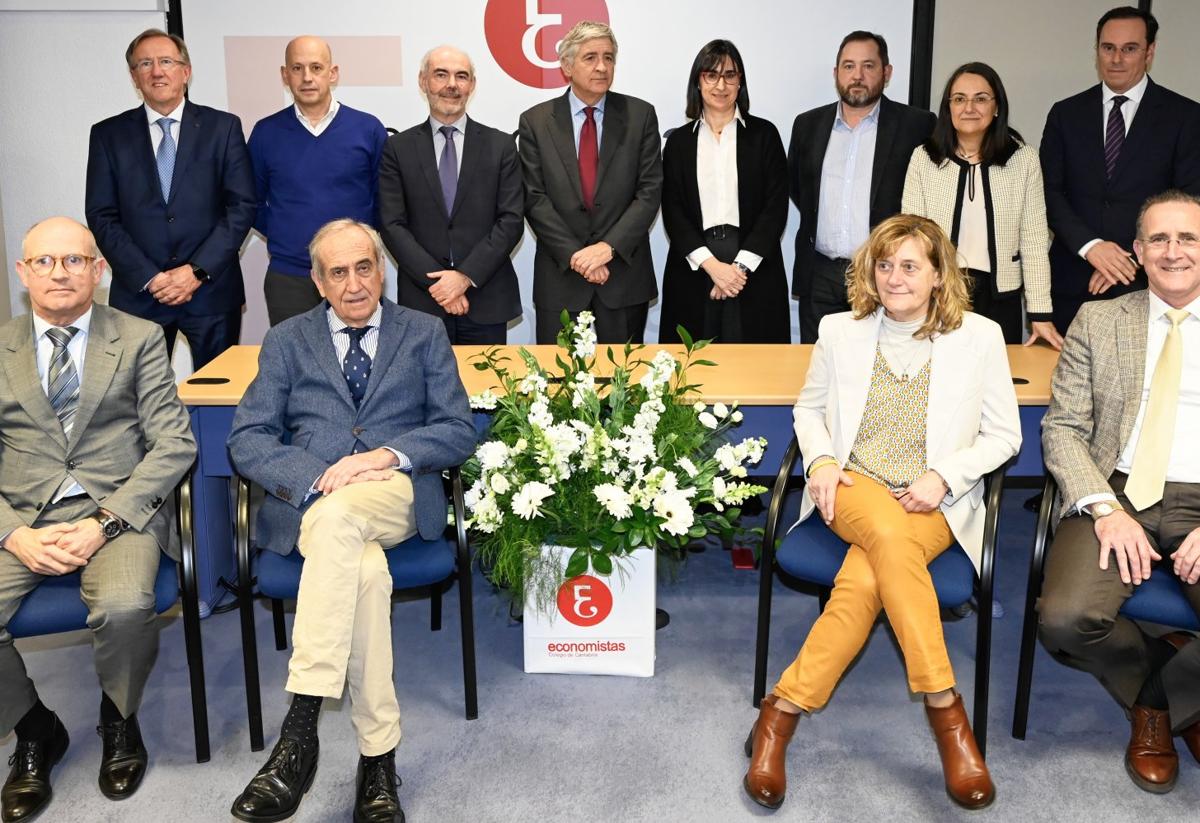 Arriba, de pie, desde la izqda.: Vicente Martínez, Fernando García-Barredo, Ramón Cifrián, Jesús Bedoya, Adela Santos, Enrique Quintana, Concepción López y Juan Bolado. Abajo, sentados, desde la izqda.: Ignacio San Juan, Fernando García Andrés, Natividad Fernández y Carlos Herreros.