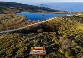 Paraje de los Pozos de Noja con la instalación del columpio y el banco.