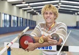 Bruno Comín, con su medalla de oro ganada en el último Campeonato de España al aire libre.