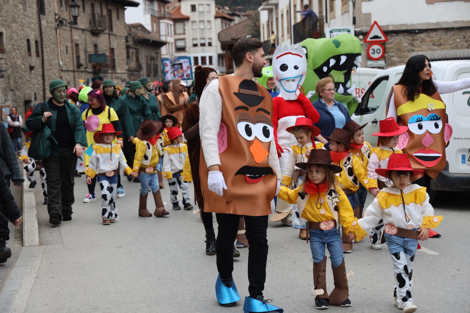 Desfile por las calles de un grupo escolar disfrazados de Toy Story