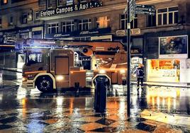 Momento en que los bomberos cortan la vía de la capital cántabra. Posteriormente llegaría un camión de mayores proporciones.