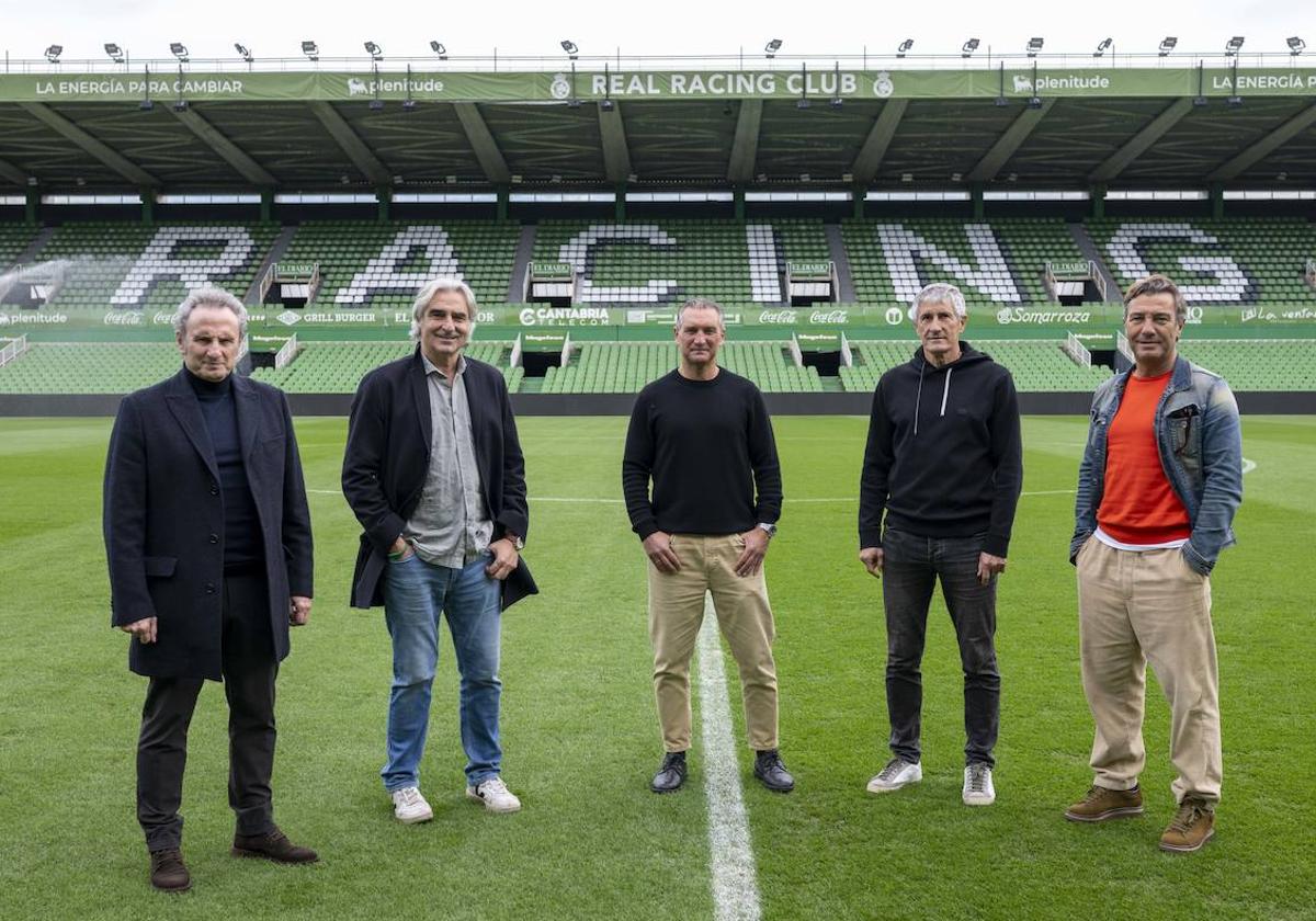 Ángel Blanco 'Gelucho', Jesús Merino, Javi Roncal, Quique Setién y Ángel de Juana 'Geli', ayer sobre el césped de los Campos de Sport.