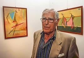 El pintor Juan Antonio Pérez del Valle, flanqueado por dos de sus obras, en una muestra celebrada en la antigua la sala Zoom.