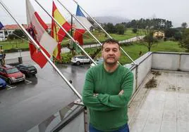 t Pedro Pérez Ferradas, en la terraza de la Casa Consistorial de Marina de Cudeyo.