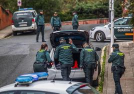 La Guardia Civil estudia la escena del crimen en la urbanización en la que vivía la mujer asesinada en Castro Urdiales.