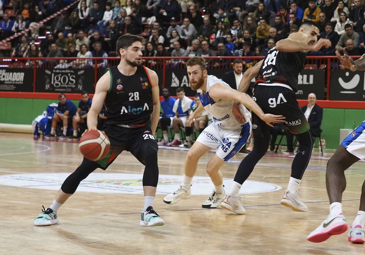 Lisboa, del Alega, avanza con el balón ante un rival del Fuenlabrada