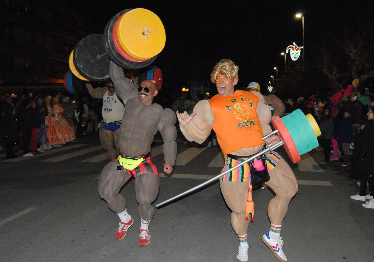 Unos originales culturistas, por las calles de Santoña.