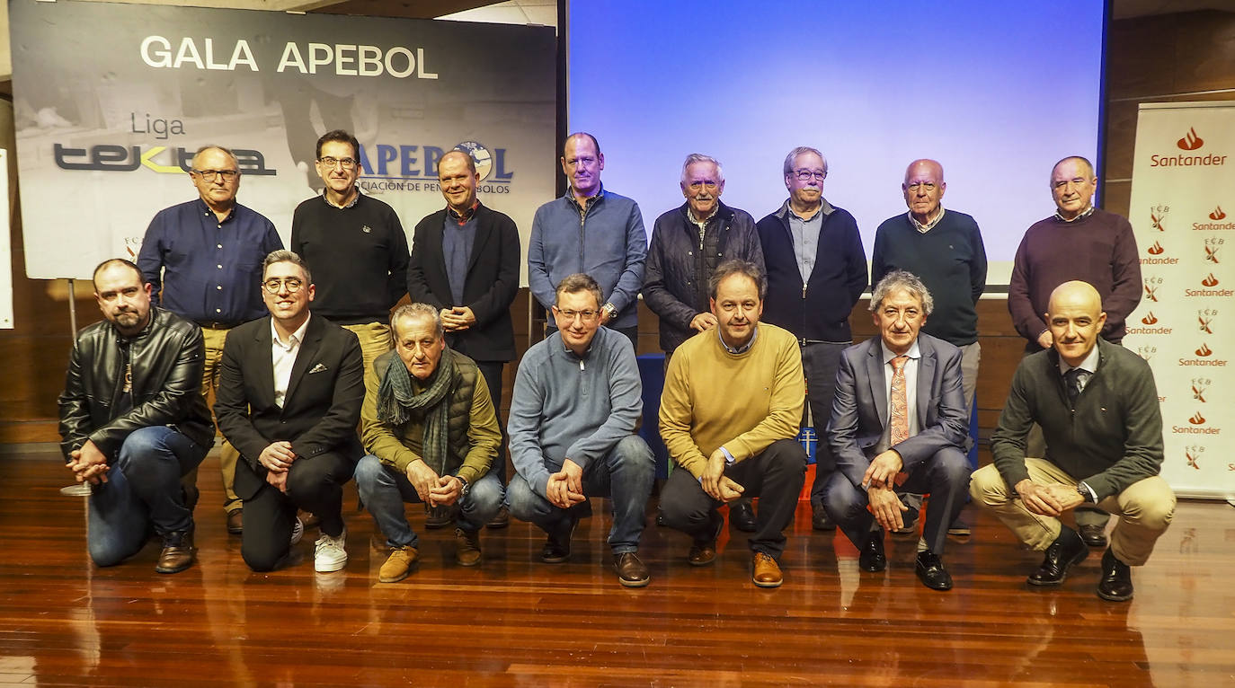 Los presidentes de la Liga Apebol y el presidente de la entidad, Fernando Soroa, posan durante la gala celebrada en el centro cívico de Meruelo