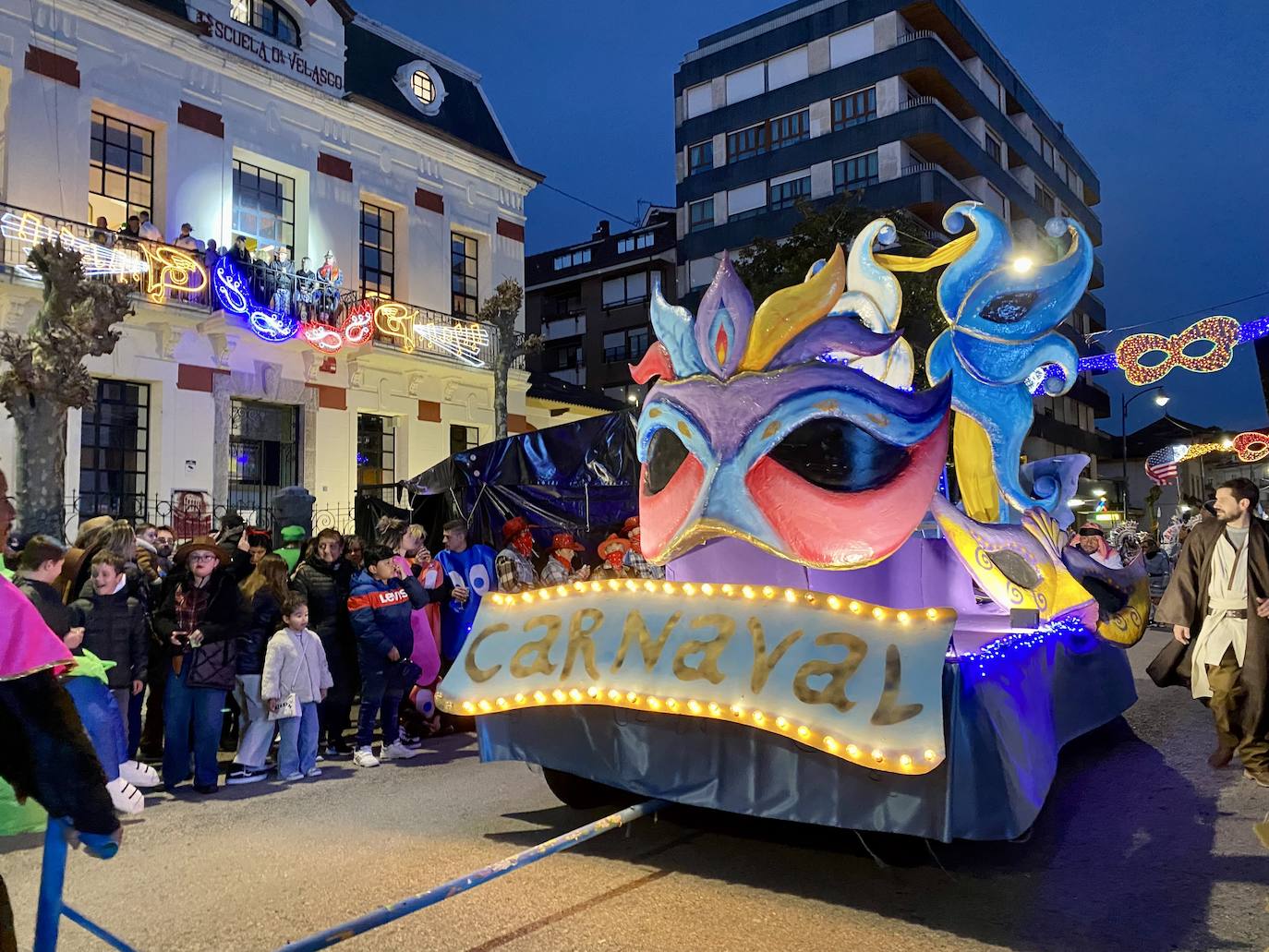 La carroza presidencial abrió el desfile portando a los Reyes del Carnaval. Tras ella, 22 comparsas completaron el recorrido.