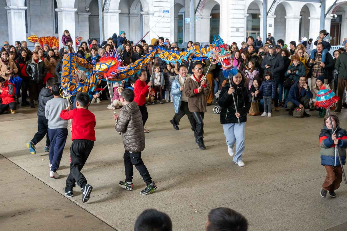 Los más pequeños celebraron también la danza del dragón, aunque el suyo era más pequeño y de tonos dorados y azules.