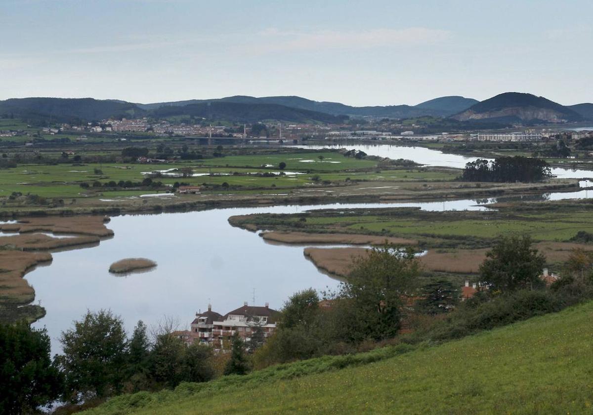 Vista general de las rías de Limpias y Carasa, una de las zonas afectadas por la Ley de Costas.