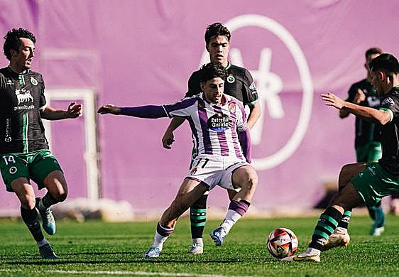 Corral (izquierda) y Carrascal (derecha), del Rayo, pelean por la pelota con Pozo.