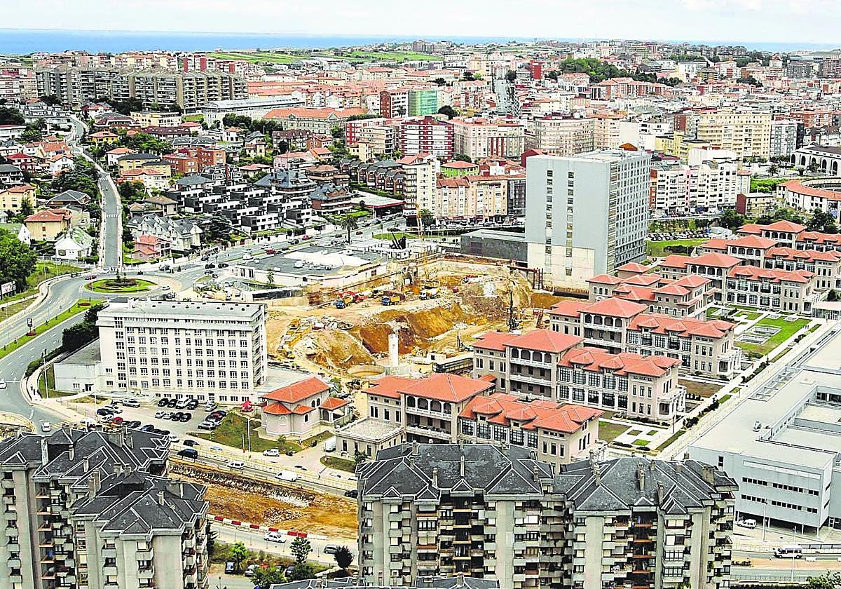 Imagen de la construcción de la tercera fase de Valdecilla en 2009, antes del parón de las obras y de la adjudicación del nuevo contrato.