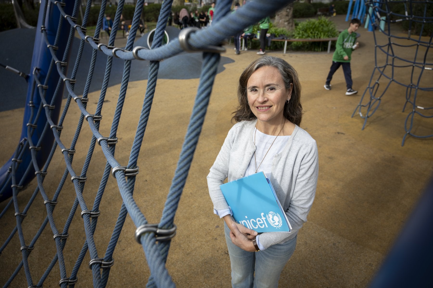 Isabel Cubría Falla, presidenta del Comité de Unicef en Cantabria, en la zona de juegos infantiles de los Jardines de Pereda, en Santander.