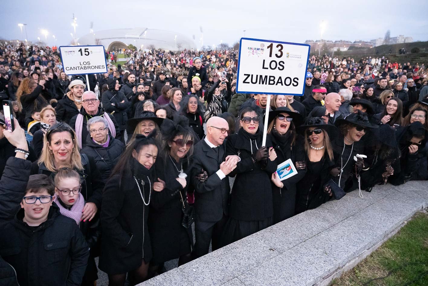 Mucho luto para asistir al solemne funeral.