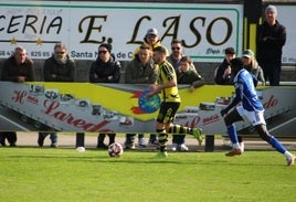 Montiel lleva el balón en el partido ante el Oviedo Vetusta.