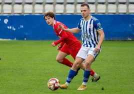 Saúl, de la Gimnástica trata de controlar el balón ante un rival del Marino de Luanco