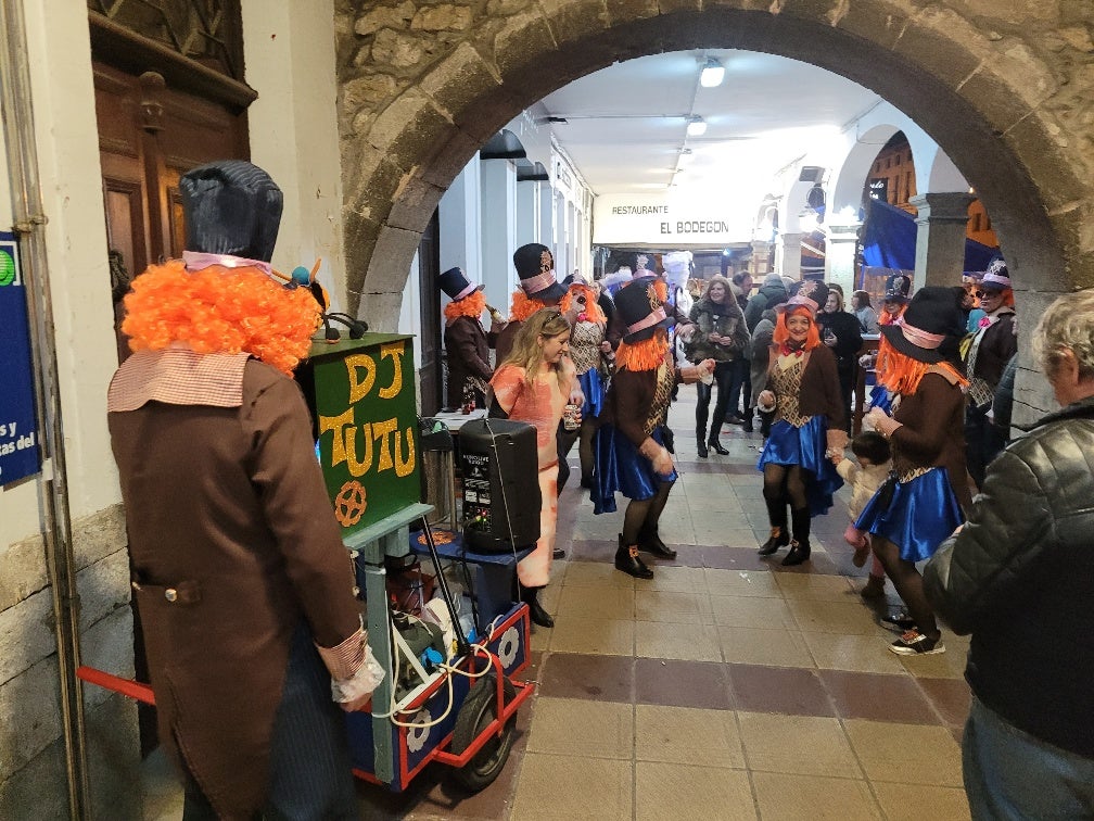 El grupo del «DJ Tutu» fue el que más animó el Carnaval de San Vicente a lo largo de toda la jornada.