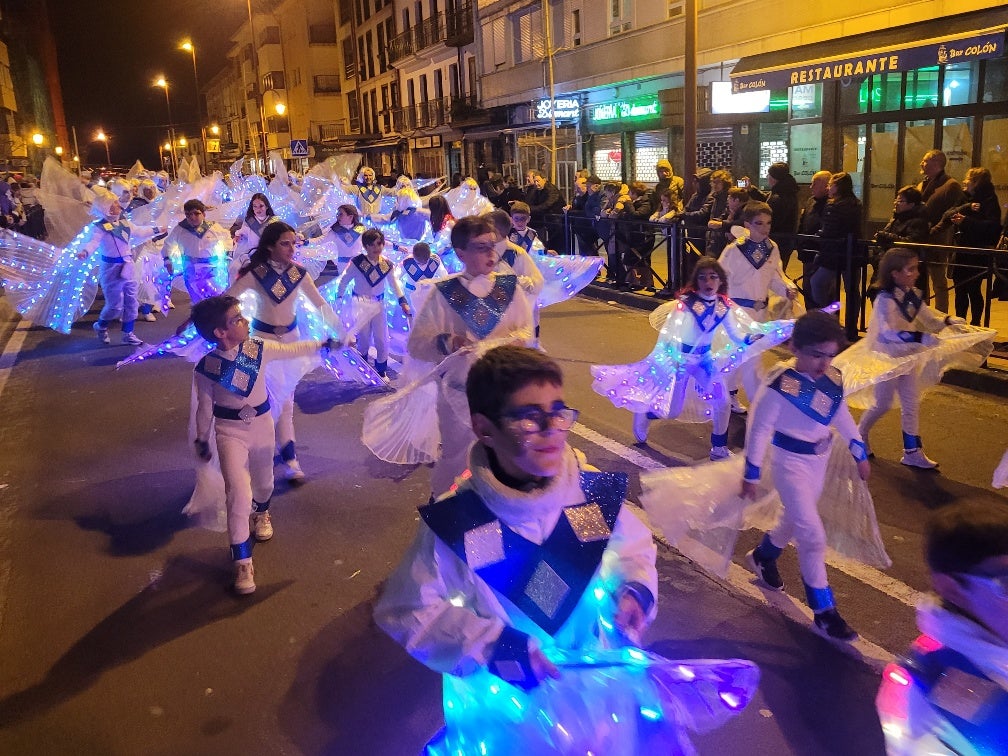 El numeroso grupo de «Los Iluminados» deslumbró con sus llamativos trajes.