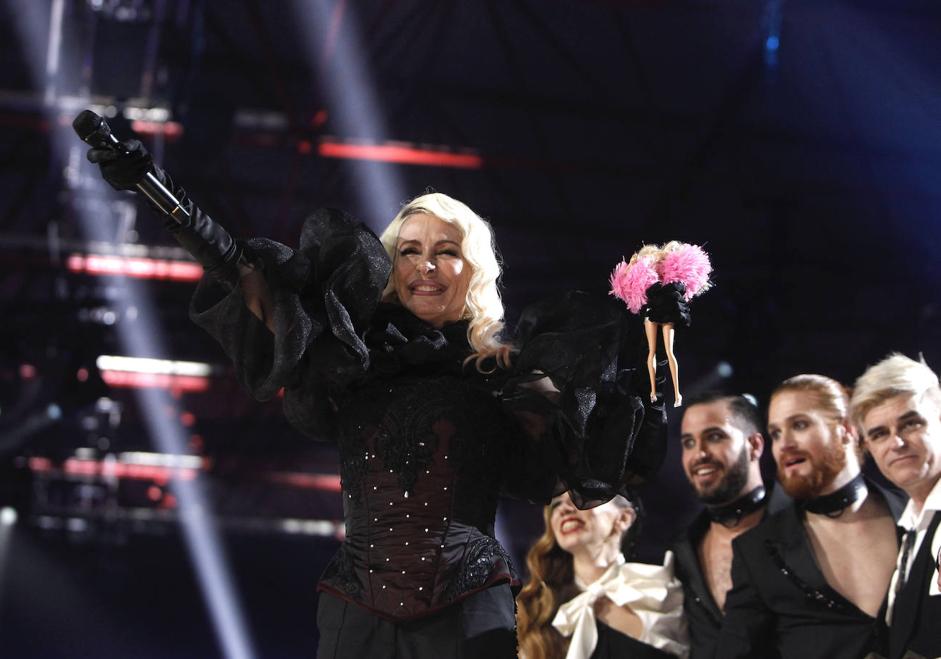 María Bas, del dúo Nebulossa, celebra su victoria en el festival de Benidorm.