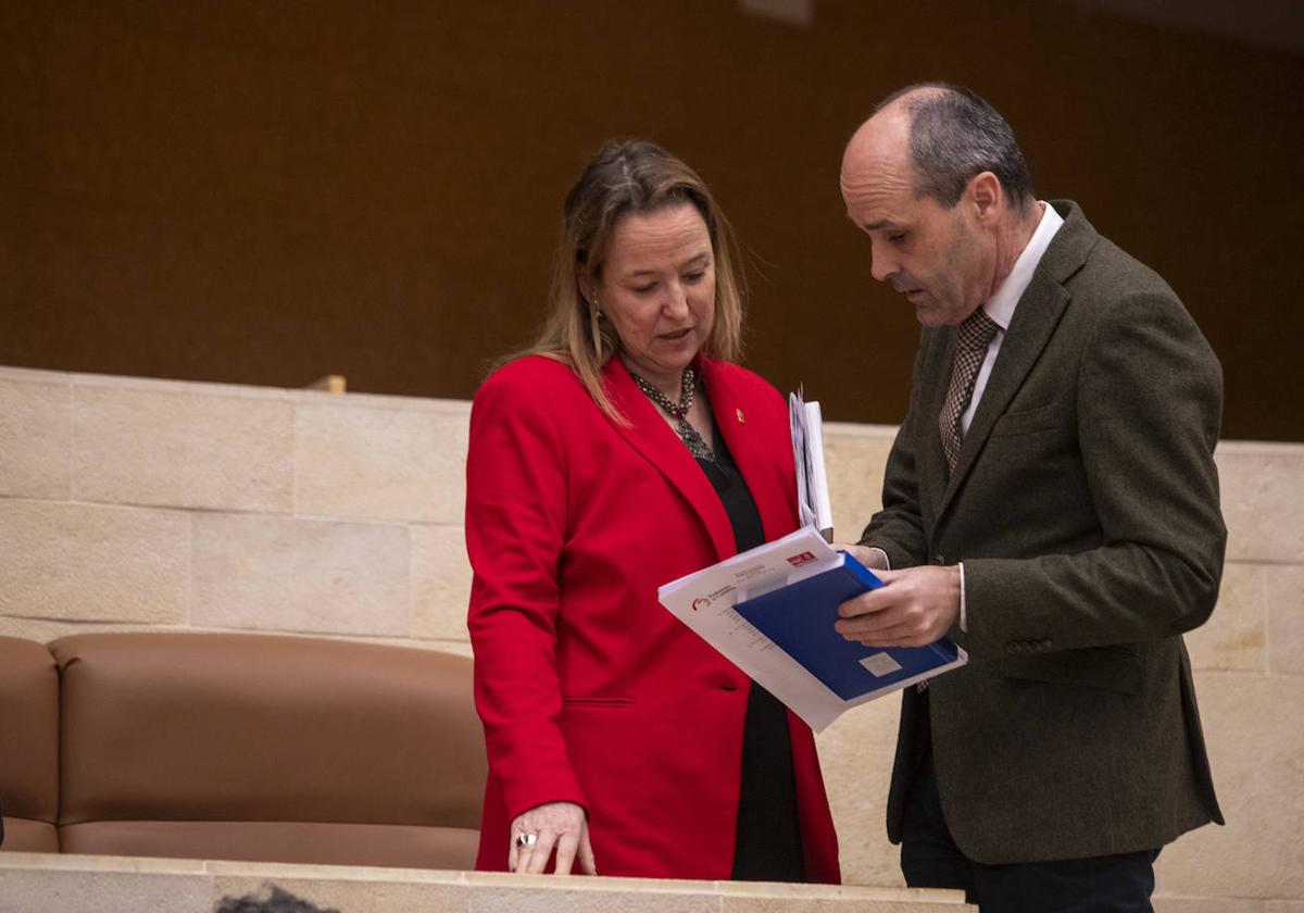 Leticia Díaz charla con Juan José Alonso, portavoz del PP