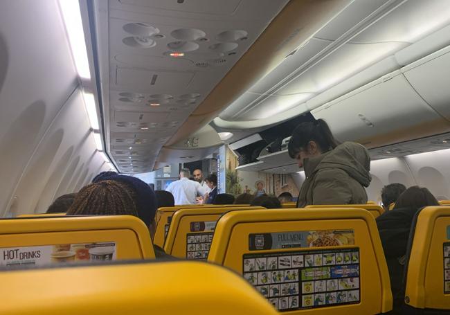 Los pasajeros que tenían que haber llegado a Cantabria desde Milán esta mañana esperan dentro del avión recién aterrizado en Burdeos.