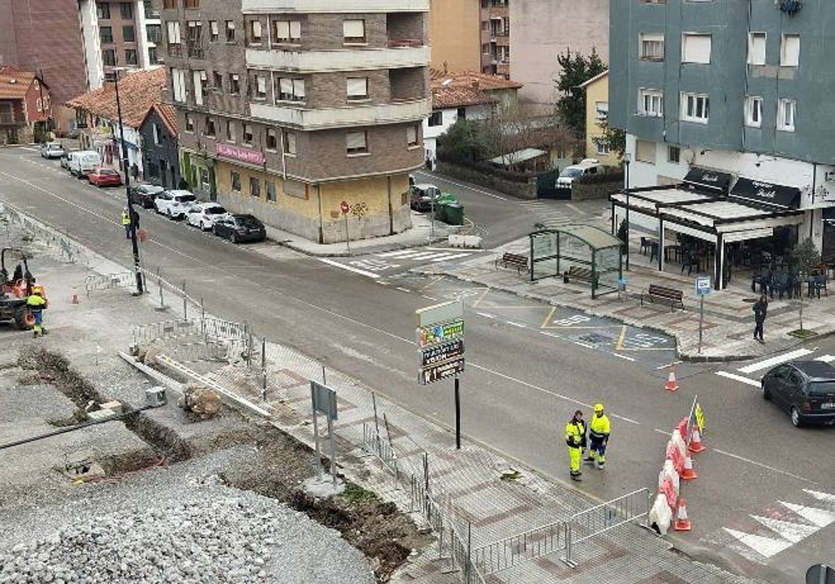 Corte de un tramo céntrico de la Avenida Cantabria de Los Corrales.