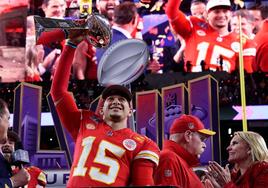 Patrick Mahomes, quarterback de los Chiefs, celebra el título conseguido en la Super Bowl.