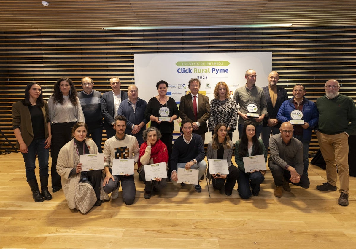 Foto de familia de ganadores, finalistas y autoridades durante la gala de entrega de los premios.